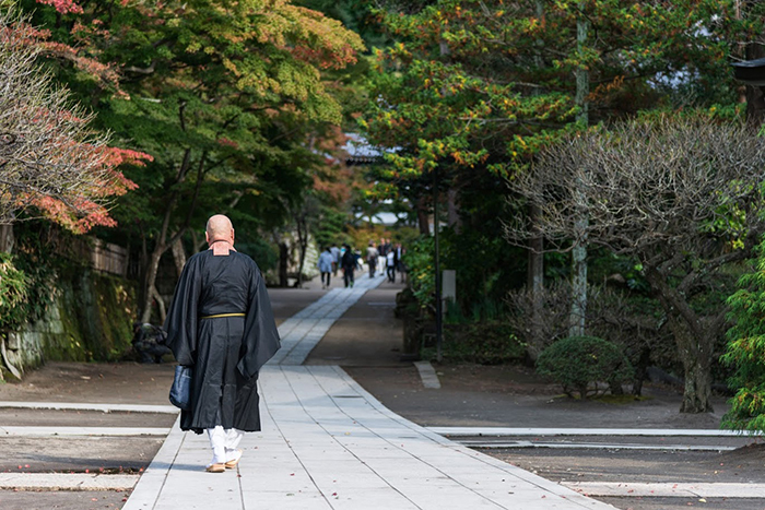 参道を歩く僧侶